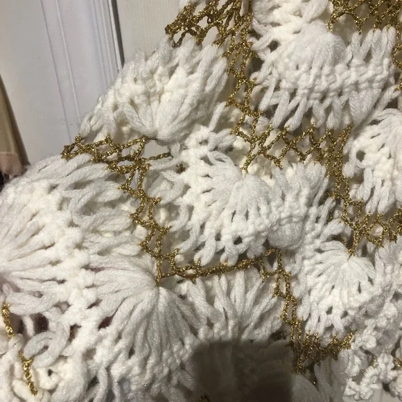 Vintage White & Gold Lurex cottagecore shawl - Picture 4 of 9